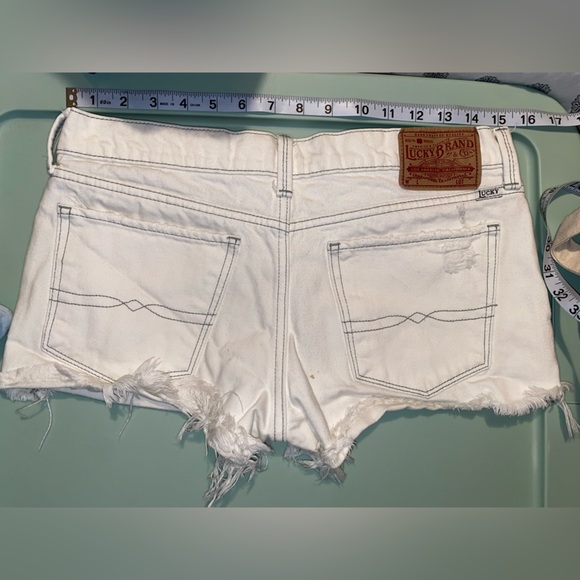 Lucky Brand The Cut Off denim shorts in white size women’s 2/26. - Picture 3 of 4